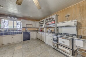 Microwave, oven, stovetop, dishwasher - Capitan Vacation Rental w/ Grill, Near Ruidoso! Includes hottub! (Capitan)