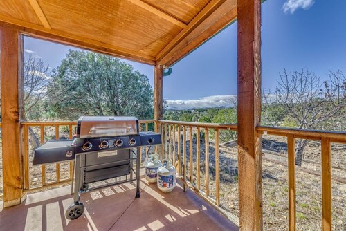 Capitan Vacation Rental w/ Grill, Near Ruidoso!
