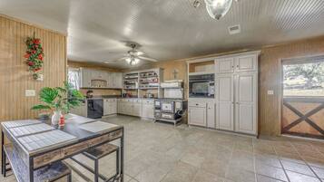 Microondas, horno, parrilla de estufa y lavavajillas