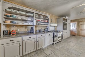 Micro-ondes, four, plaque de cuisson, lave-vaisselle