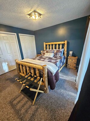 2 عدّة غرف نوم ومكواة/لوح كي وواي فاي وملاءات أسرّة