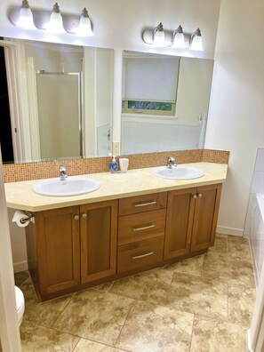 Doccia, asciugacapelli, asciugamani, sapone