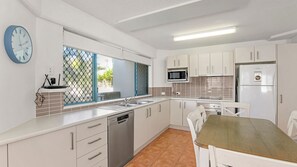 Fridge, oven, stovetop, dishwasher - Lindomare Unit 2, 11 Orvieto Tce, Kings Beach (Kings Beach)