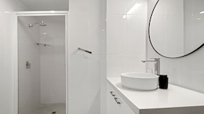 Shower, hair dryer, towels - Lindomare Unit 19, 11 Orvieto Tce, Kings Beach (Kings Beach)
