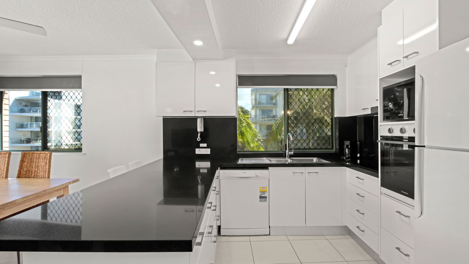 Réfrigérateur, micro-ondes, four, plaque de cuisson