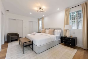 Tabla de planchar con plancha, cuna de viaje, wifi y ropa de cama