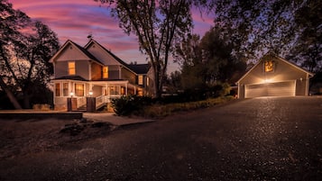 Une maison à deux étages avec un porche et un garage.