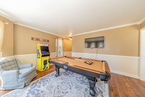 A pool table in a room with a sofa and a Pac-Man arcade machine. - Yosemite+Bass Lake -Hot tub,Game room,BBQ (Oakhurst)