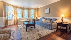 A living room with a sofa, armchair, coffee table, and lamps. - Yosemite+Bass Lake -Hot tub,Game room,BBQ (Oakhurst)