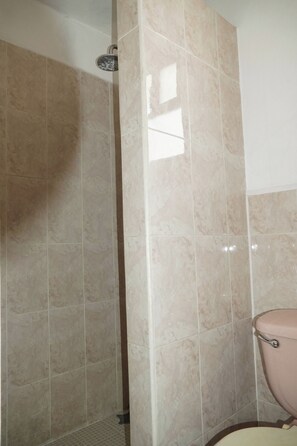 Habitació quàdruple Deluxe, balcó, vistes a la ciutat | Bany | Dutxa, tovalloles, sabó i xampú 