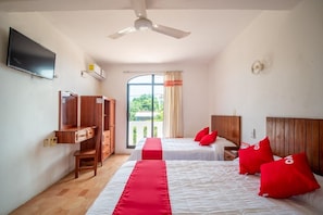 Habitación cuádruple Deluxe, balcón, vista a la ciudad | Wifi gratis