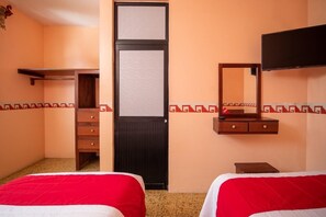 Classic-Dreibettzimmer, Blick auf den Innenhof | Kostenloses WLAN