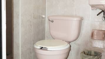 Deluxe Quadruple Room, Balcony, City View | Bathroom