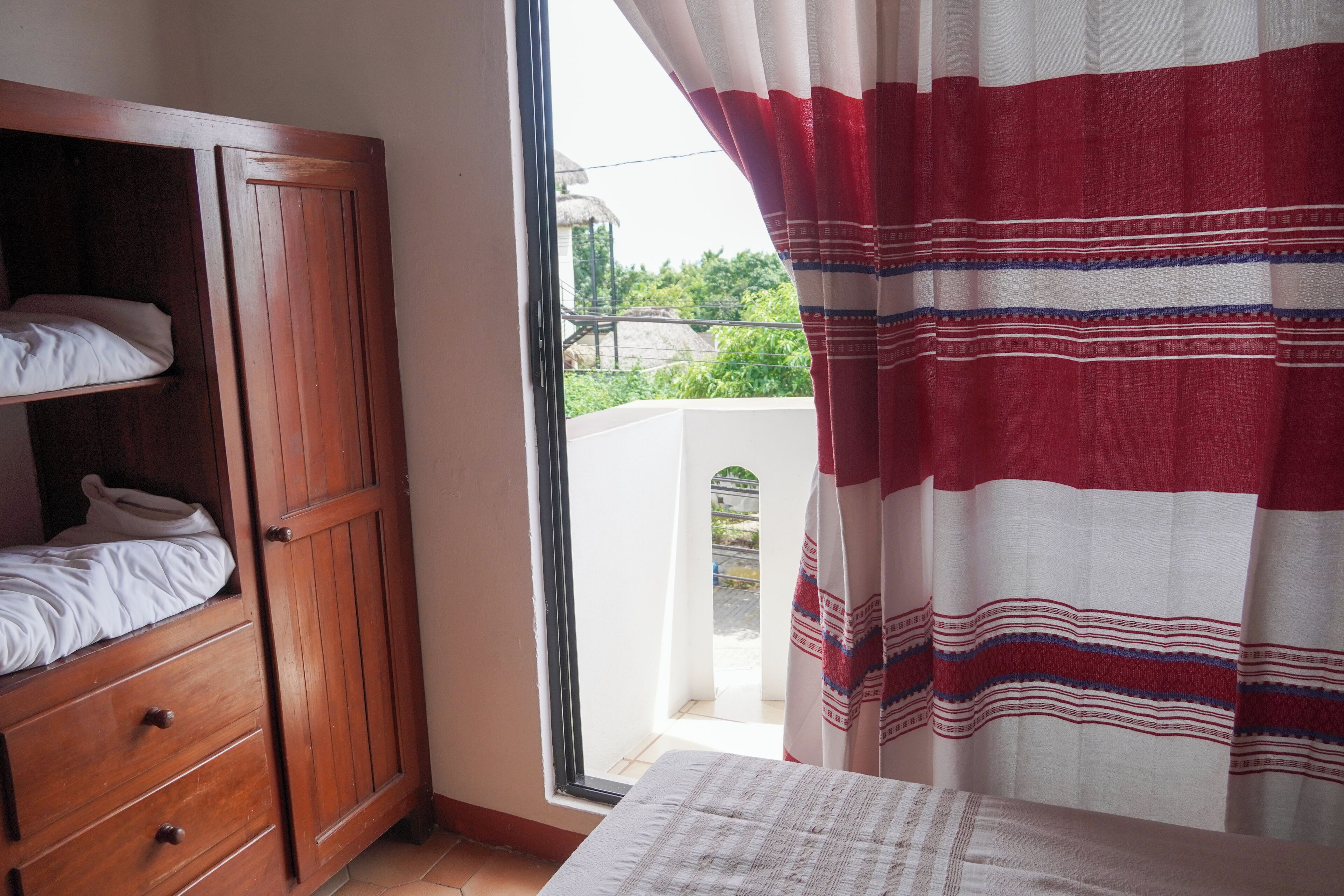 Habitación cuádruple Deluxe, balcón, vista a la ciudad | Wifi gratis 