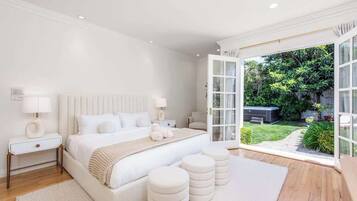 Ferros/tábuas de passar roupa, berço de viagem, Wi-Fi, roupa de cama