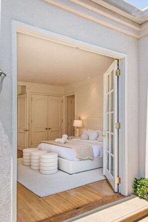 Ferros/tábuas de passar roupa, berço de viagem, Wi-Fi, roupa de cama