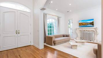 TV, lareira, escritórios