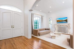 TV, lareira, escritórios