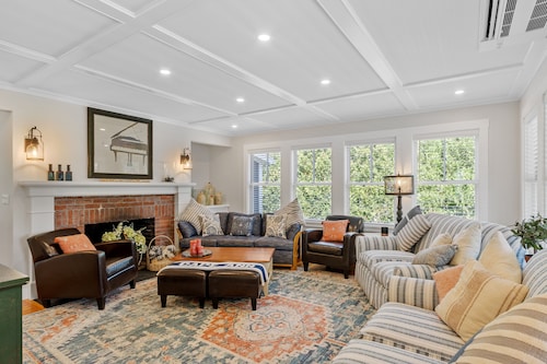 Charming 2-bedroom apartment in serene Rockport neighborhood