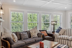 Fernseher, DVD-Player, Bücher, Videothek