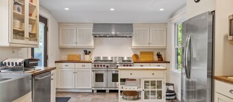 Charming 2-bedroom apartment in serene Rockport neighborhood