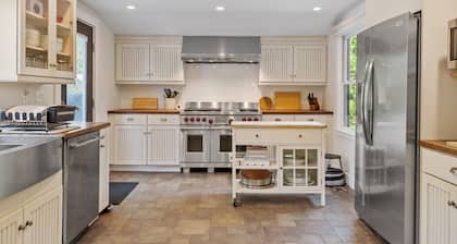 Charming 2-bedroom apartment in serene Rockport neighborhood