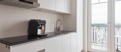 ثلاجة، فرن، موقد طهي مسطح، غسالة أطباق