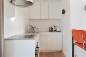 Refrigerador, horno, parrilla de estufa y cafetera y tetera 