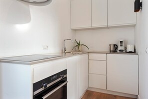 Refrigerador, horno, placa de cocina, cafetera/tetera