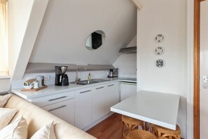 Refrigerador, microondas, placa de cocina, cafetera/tetera