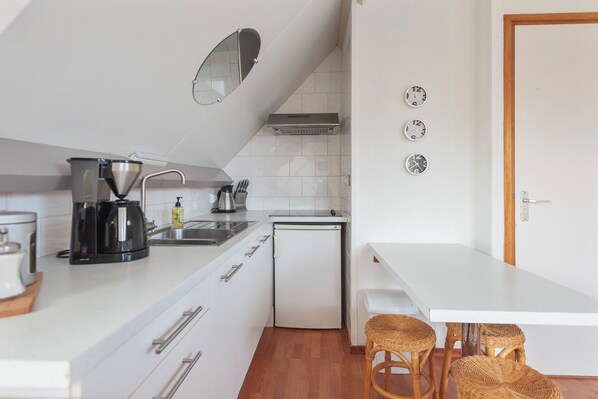 Fridge, microwave, stovetop, coffee/tea maker