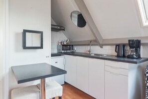 Refrigerador, microondas, placa de cocina, cafetera/tetera