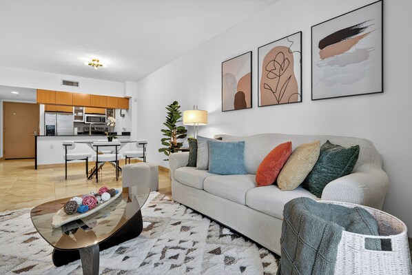 Living area - Cozy 1-bedroom Apartment with Stunning Bay View in Miami (Miami)