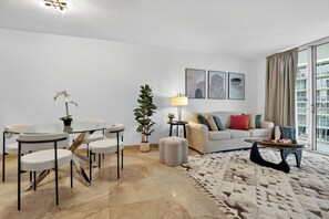 Living area - Cozy 1-bedroom Apartment with Stunning Bay View in Miami (Miami)