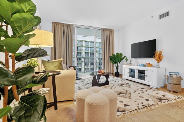 Living area - Cozy 1-bedroom Apartment with Stunning Bay View in Miami (Miami)