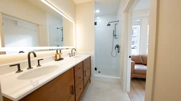 Luxury Double Room, Balcony, City View | Bathroom | Shower, hair dryer, towels, soap