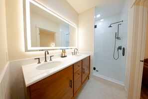 Dobbeltrom – comfort | Bad | Dusj, hårføner, håndklær og såpe