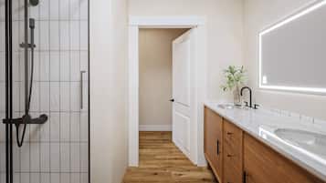 淋浴設備、吹風機、毛巾、肥皂