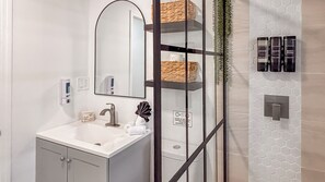 Dusche, Haartrockner, Handtücher, Seife