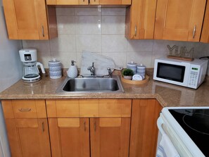 Private kitchen - Private 2BR Apartment in Dania Beach - Near Airport, Beach & Free Parking (Dania Beach)