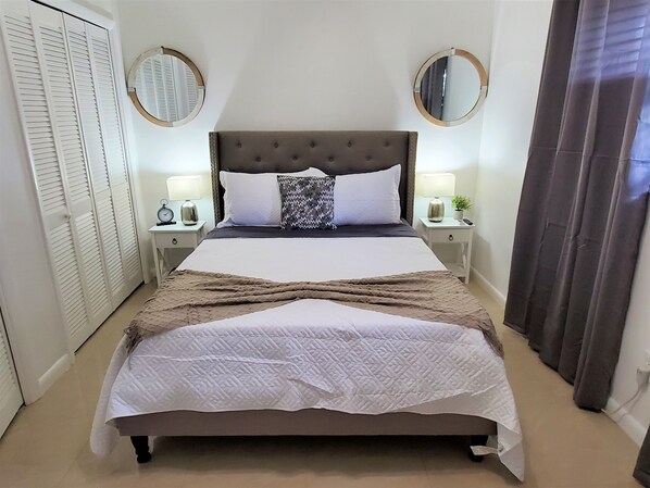 2 bedrooms, iron/ironing board, WiFi, bed sheets - Private 2BR Apartment in Dania Beach - Near Airport, Beach & Free Parking (Dania Beach)