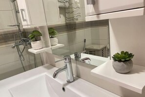 Dusche, Haartrockner, Handtücher, Seife