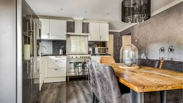 Fridge, oven, stovetop, dishwasher