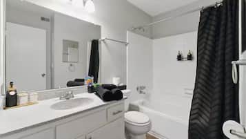 Secadora de cabello, toallas, papel de baño