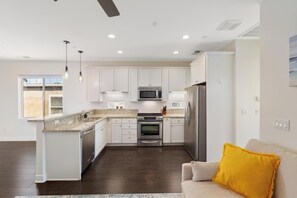 Mikrowelle, Herdplatte, Geschirrspüler