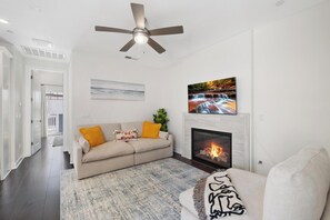 TV, fireplace - Charming Home in Coronado, walking distance to restaurants and beaches. (Coronado)
