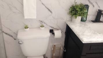 Dutxa, assecador de cabells, tovalloles i sabó