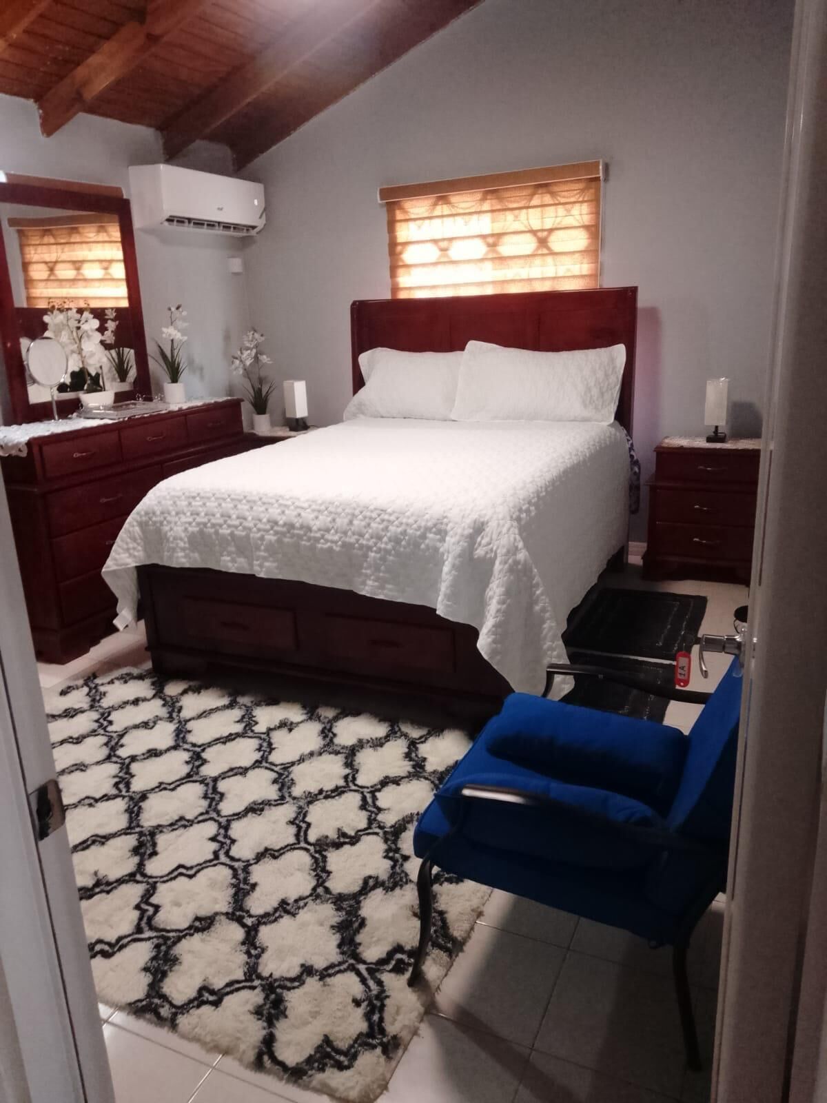 2 habitaciones, tabla de planchar con plancha, wifi y ropa de cama 