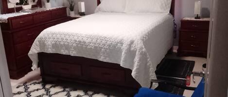 2 habitaciones, tabla de planchar con plancha, wifi y ropa de cama