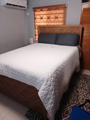 2 bedrooms, iron/ironing board, WiFi, bed sheets - Charming 2-bedroom house with AC in Montego Bay, Rhyne Park just ocean views, go (Montego Bay)